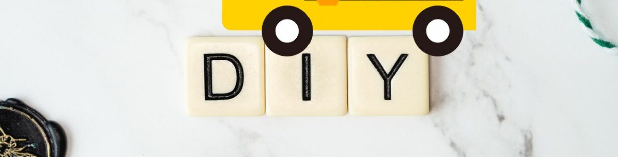 Image d un crayon, de trombones, de ficelle, et d un cachet en cire avec des blocs de lettres formant DIY. Un bus jaune avec le logo Top100 Quebec est superpose.