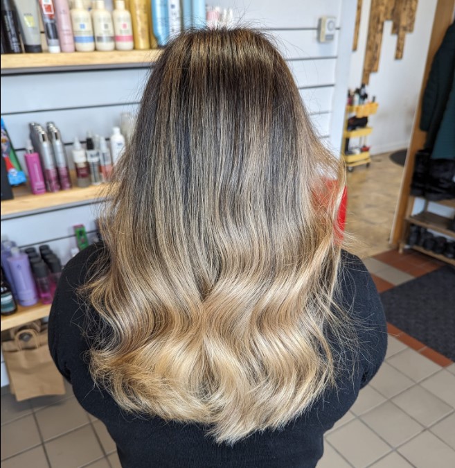 Le Salon de Beauté de vos Rêves: Couleurs Capillaires et Service Exceptionnel!